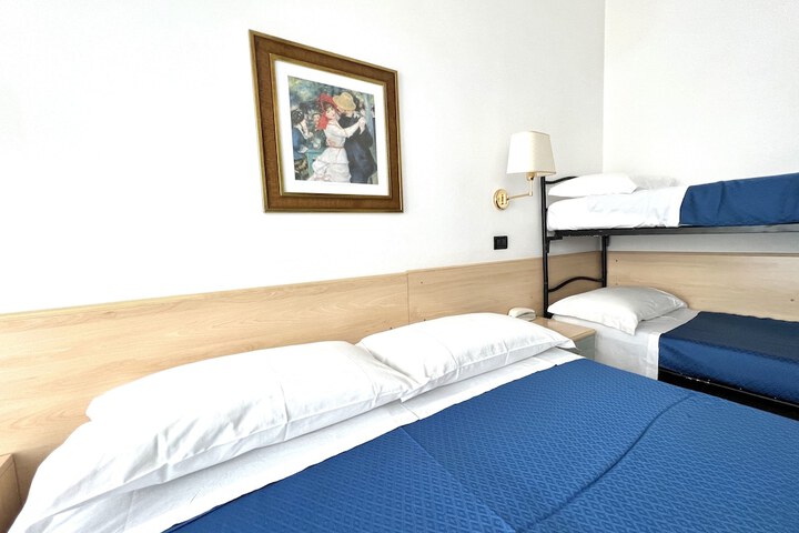 Room 6 of 42