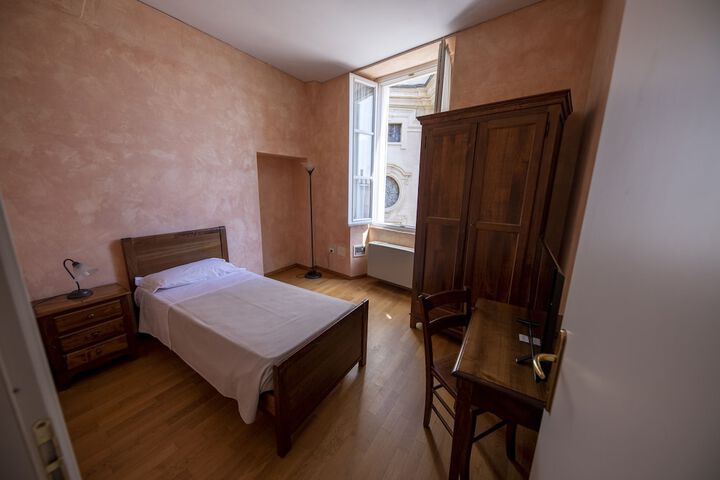 Room 7 of 18