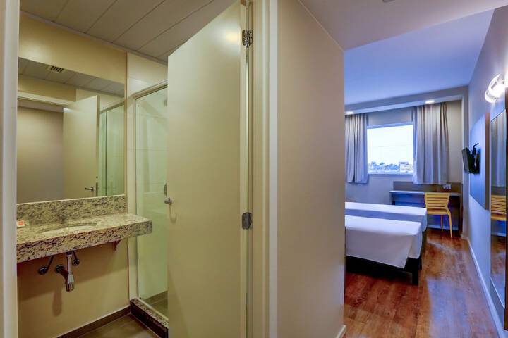 Room 7 of 16