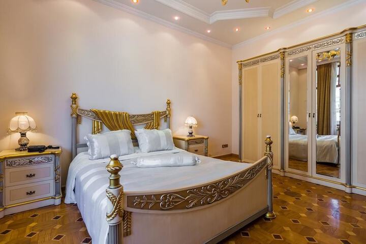 Room 10 of 19