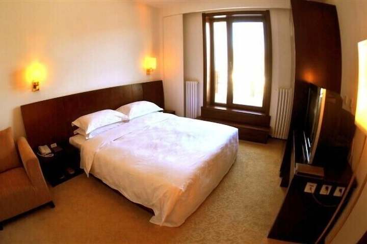 Room 6 of 16