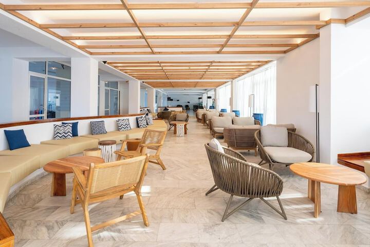 Lounge 82 of 126