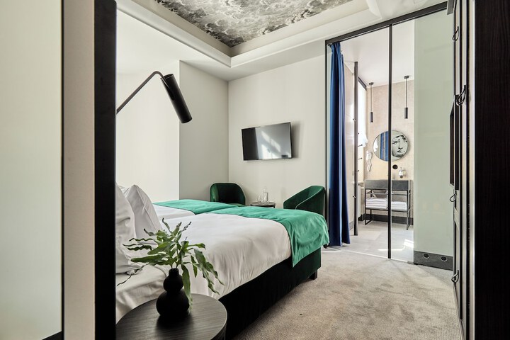 Room 19 of 48