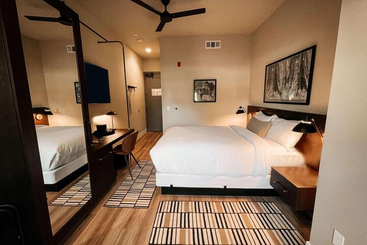 1 Queen Bed (3 of 7)
