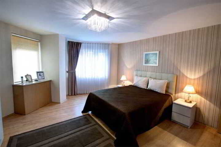 Room 9 of 10