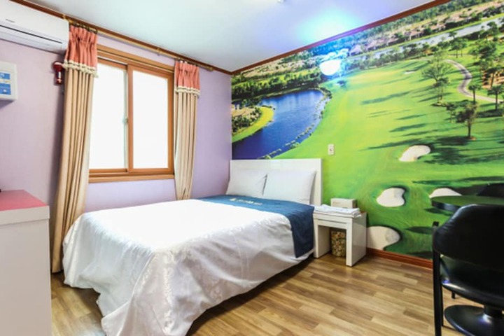 Room 3 of 28