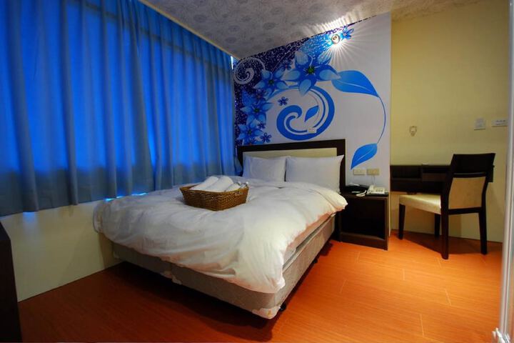 Room 6 of 16