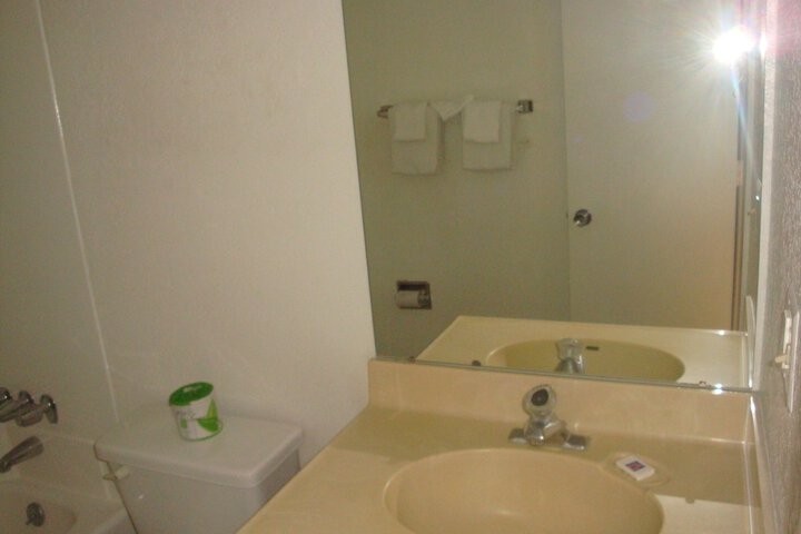 1 Queen Bed (1 of 4)