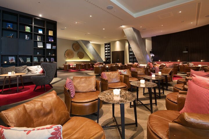 Lounge 111 of 146