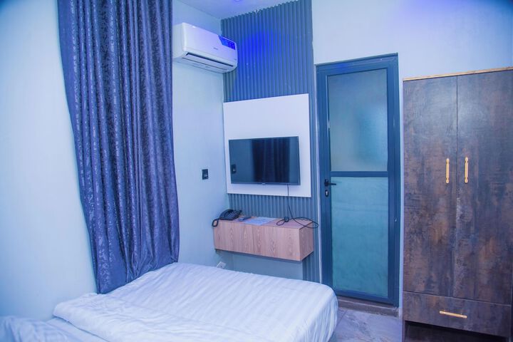 Room 25 of 40