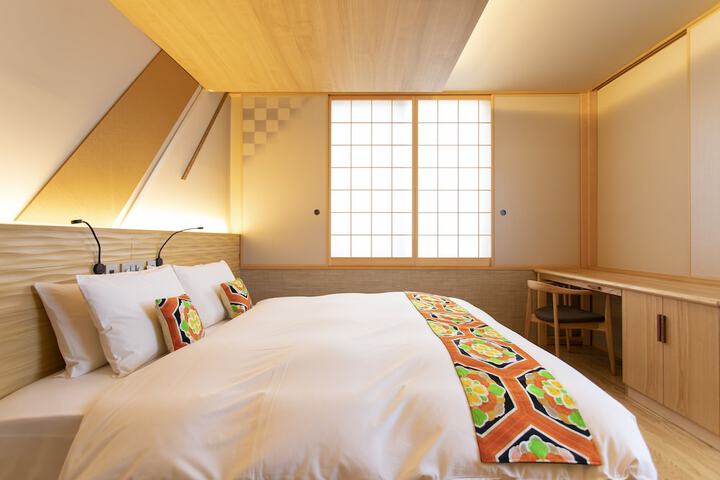 Room 7 of 28