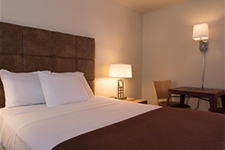 1 Queen Bed (8 of 8)