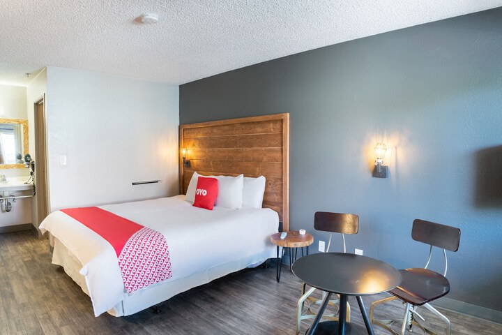1 King Bed (3 of 16)