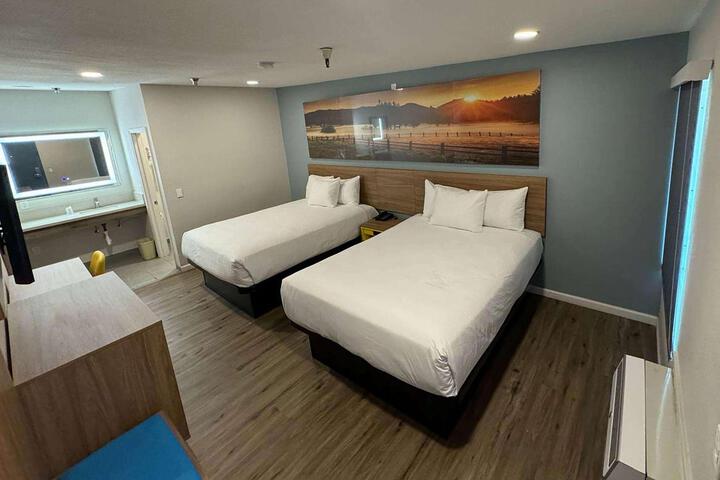 1 Queen Bed (10 of 18)