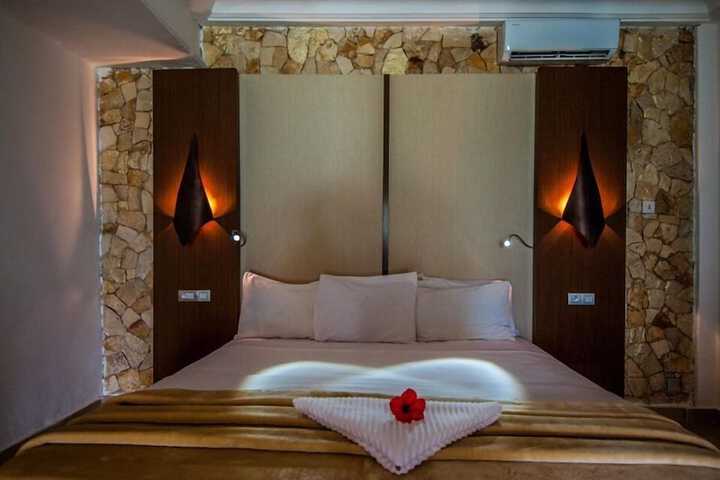 Room 4 of 103