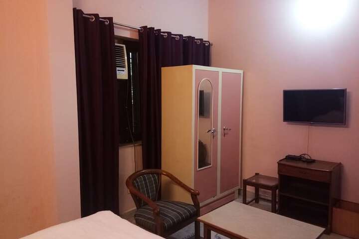Room 4 of 5