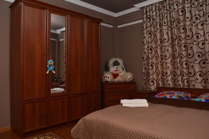 Room 4 of 18