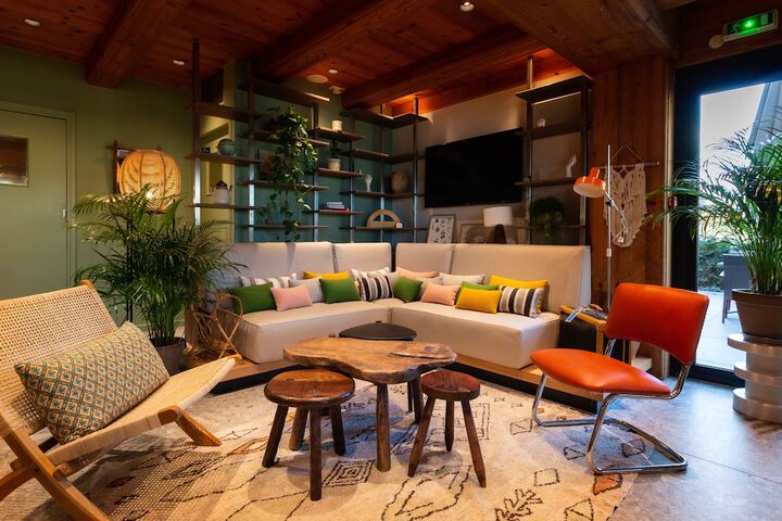 Lounge 55 of 64
