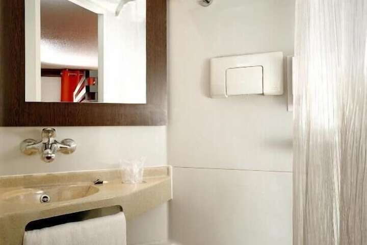 Room 13 of 25