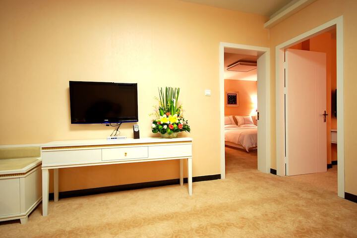 Room 4 of 8