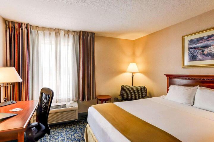 2 Queen Beds (2 of 6)