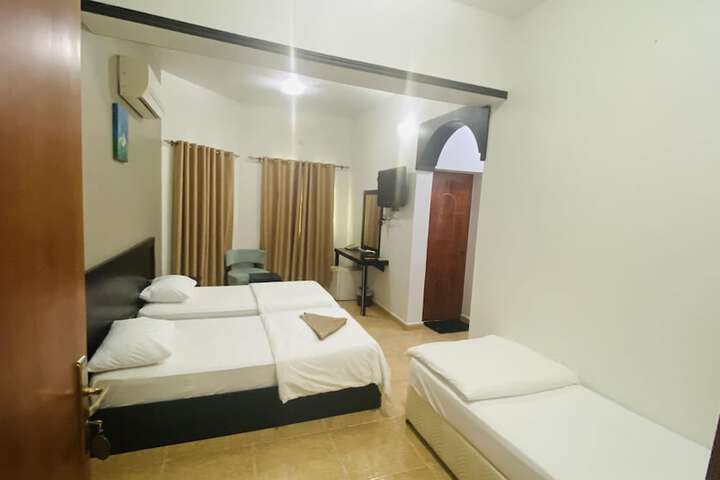 Room 4 of 8