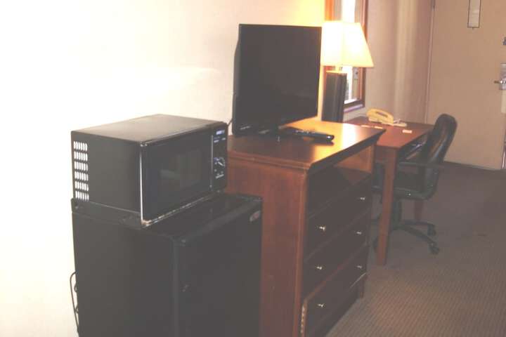 1 Queen Bed (3 of 12)