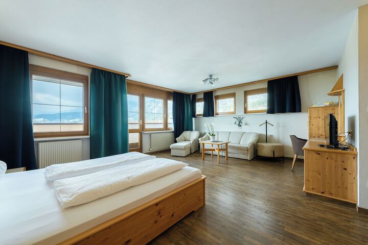 Room 11 of 28