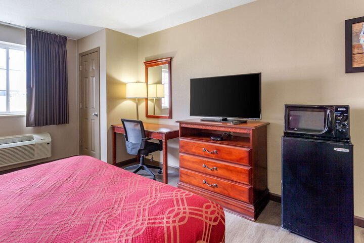 1 Queen Bed (7 of 12)
