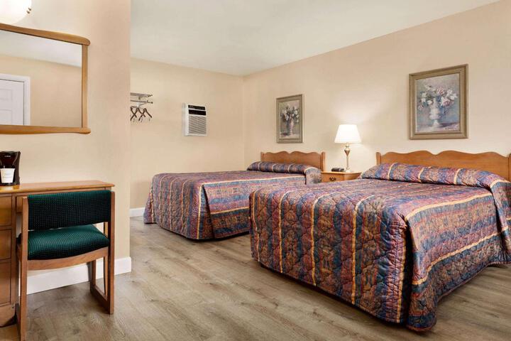 1 Queen Bed Exterior Accessible (4 of 39)