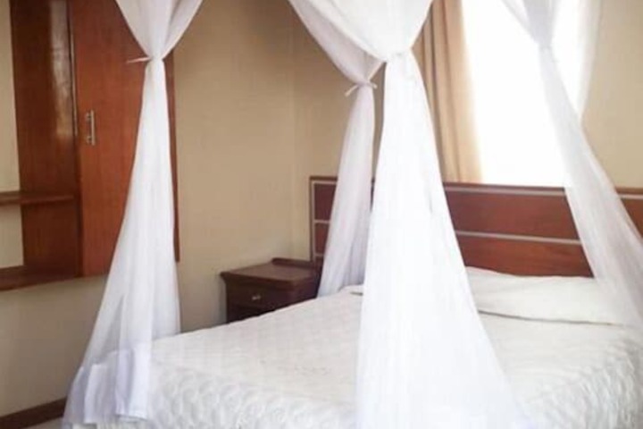 Room 3 of 10