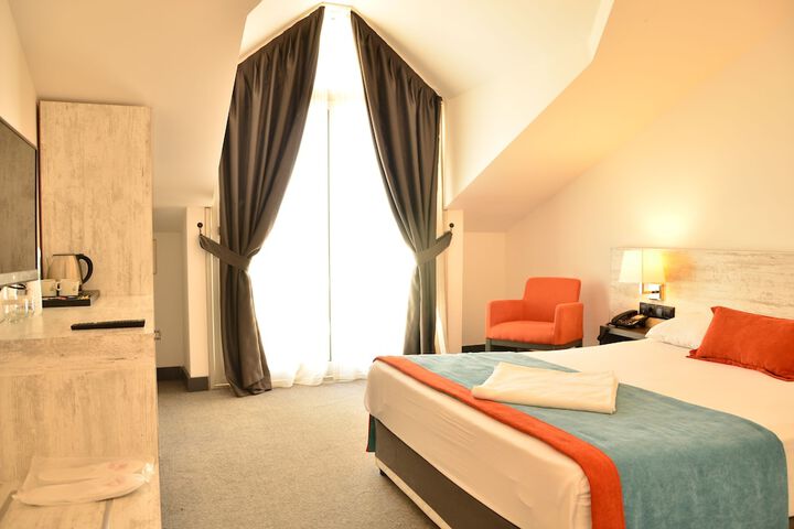 Room 4 of 33