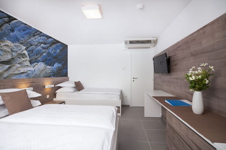 Room 10 of 78