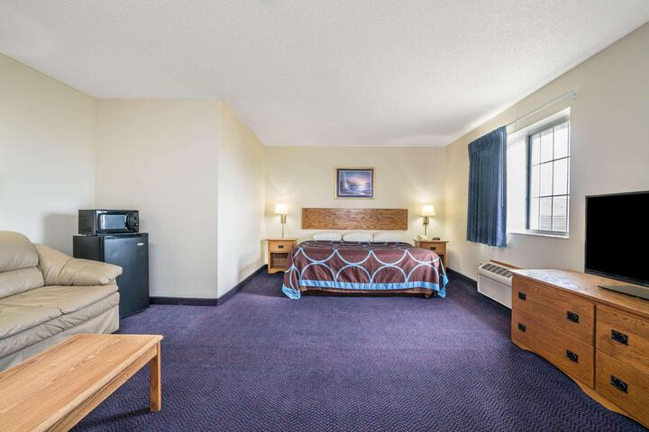 1 King Bed (1 of 15)