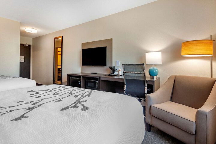 2 Queen Beds (10 of 12)