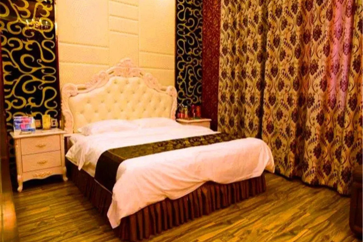 Room 4 of 13
