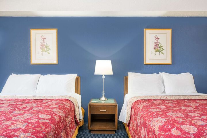 2 Queen Beds (4 of 6)