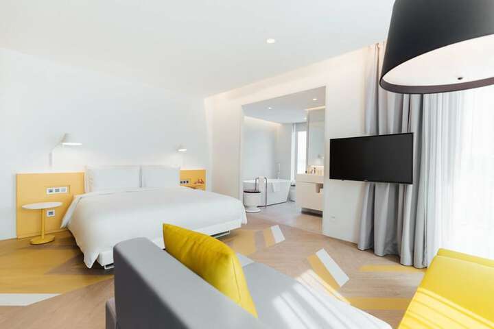 Room 13 of 34
