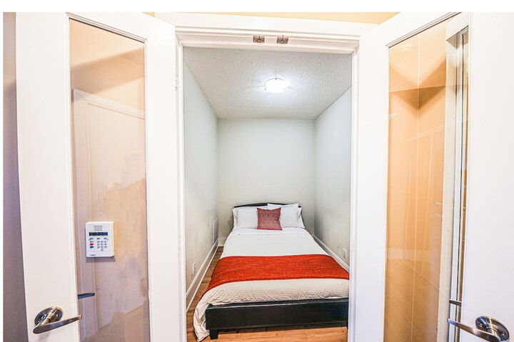 Room 4 of 25