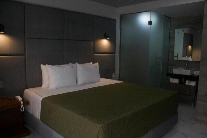 Double Deluxe King Bed (8 of 15)