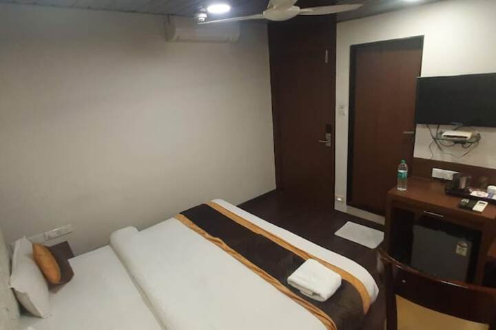Room 7 of 16