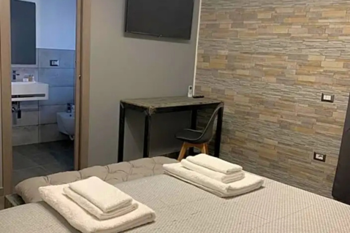 Room 5 of 11