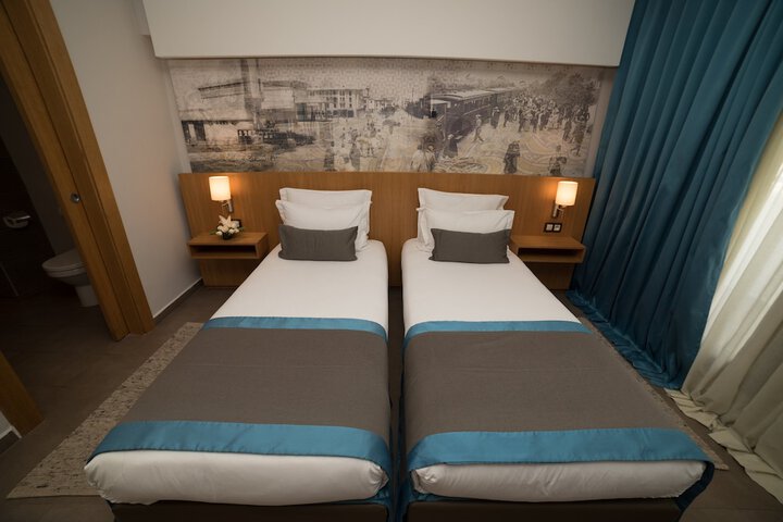 Room 32 of 83
