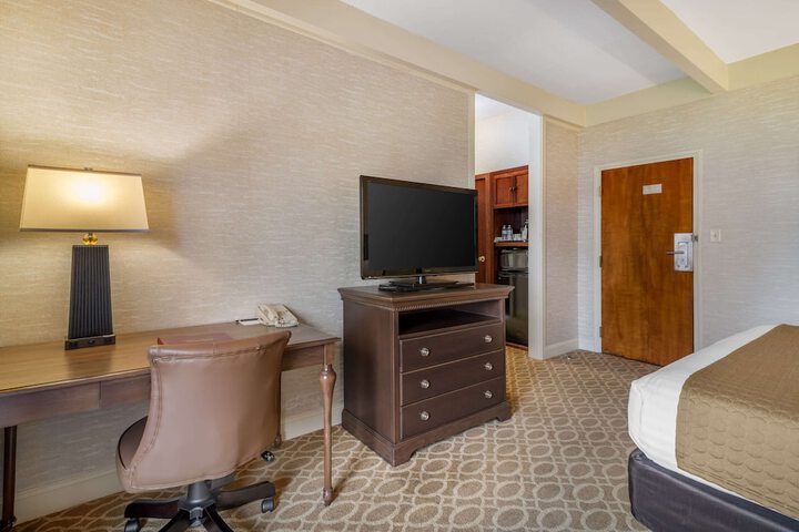 Business King Bed (7 of 14)