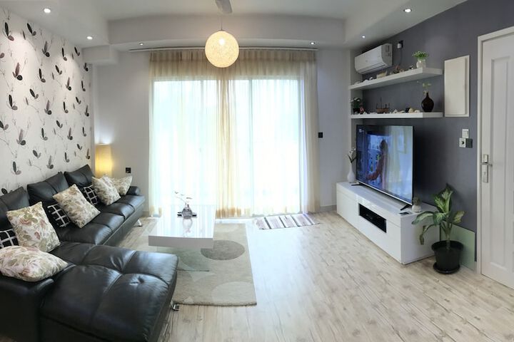 Room 6 of 9