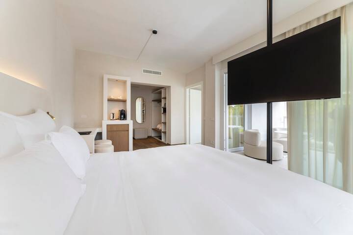 Room 14 of 90