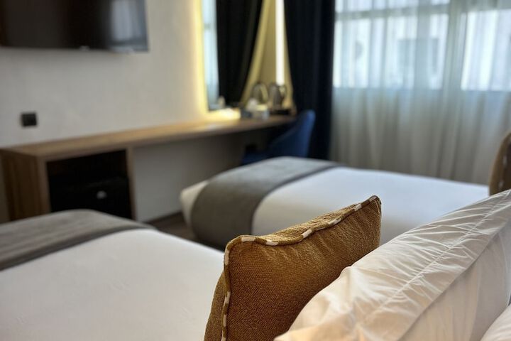 Room 9 of 14