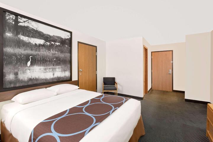 1 King Bed (4 of 14)