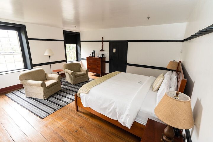 Deluxe King Bed (1 of 9)