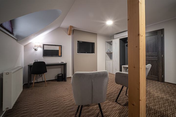 Room 3 of 82